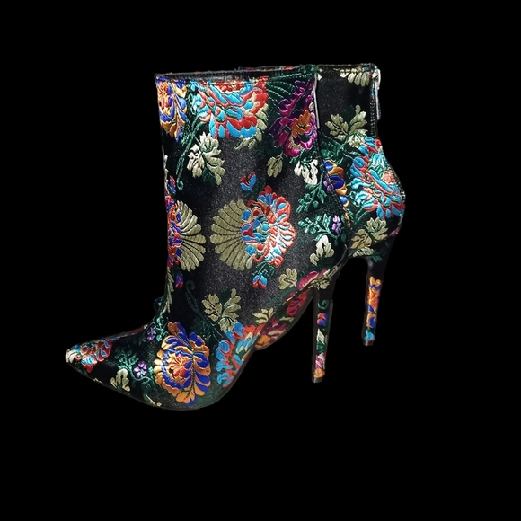 Just fabulous embroidery booties - Picture 2 of 4